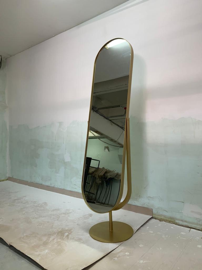 Напольное зеркало в золотой раме